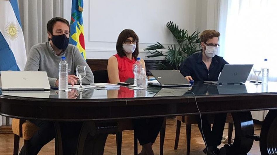 Kicillof mejora los números y ofrece aumento de 34% en tres tramos a los estatales
