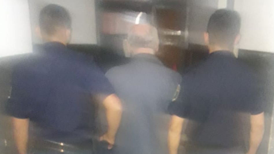 Fue aprehendido el viernes y lo investigan por hechos de violencia de género. Hoy sábado recuperó la libertad. FOTO: EPDS AZUL/PBA     