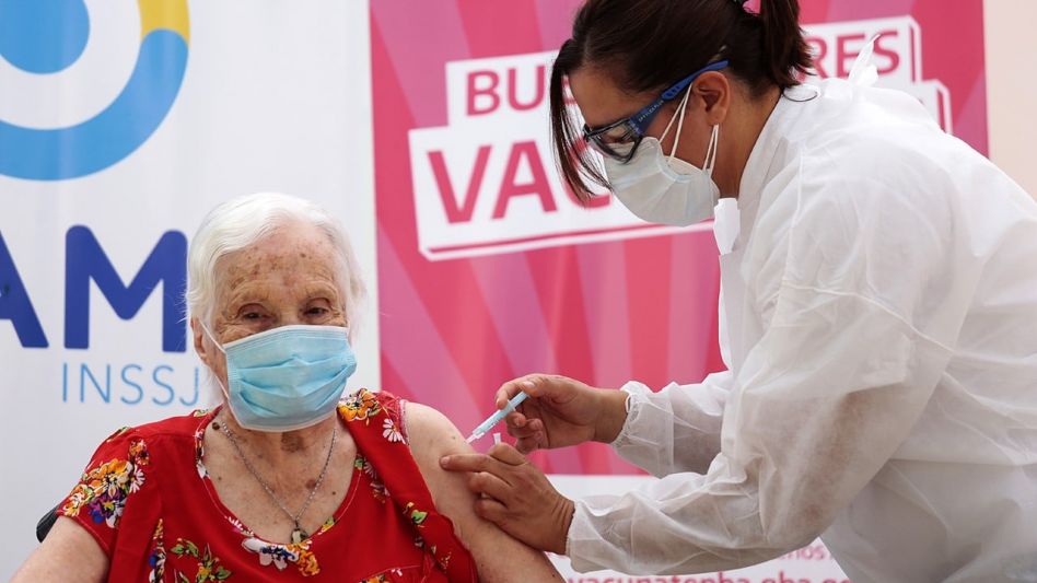 El Gobierno evalúa priorizar aplicación de la primera dosis de la vacuna para llegar a mayor población