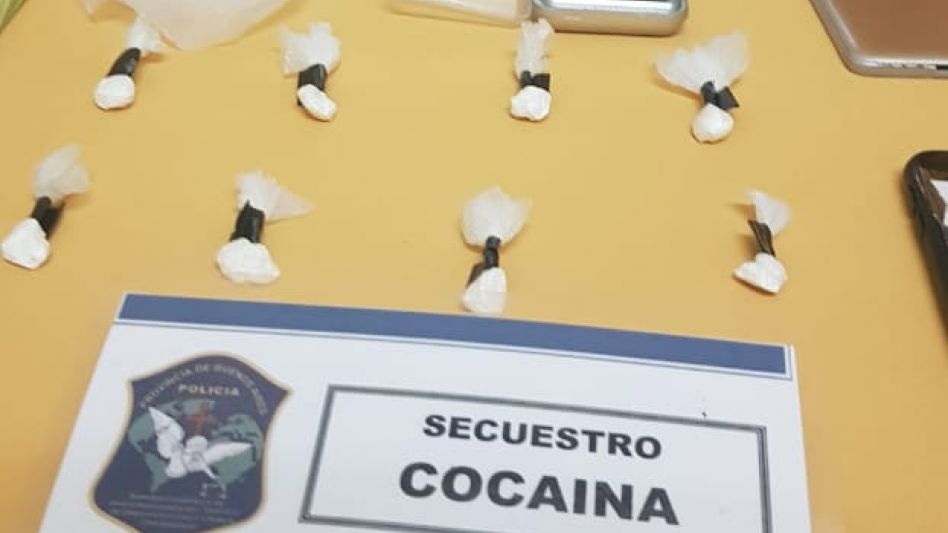 Un repartidor de bebidas está detenido, acusado de vender drogas al menudeo. Había sido arrestado ayer jueves, luego de dos allanamientos realizados por la Policía. FOTOS: DROGAS ILÍCITAS AZUL/PBA
