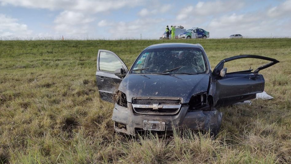Un hombre y su hijo, que tiene diez años, sufrieron diferentes lesiones cuando viajaban en un auto que, en la Ruta 3, se despistó y volcó. FOTOS: SUBCOMISARÍA CACHARÍ/PBA