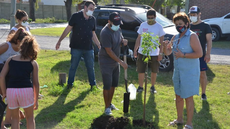 El momento en el que militantes y dirigentes locales plantaban un árbol en la plaza del barrio El Sol. PRENSA /LACAMPORA