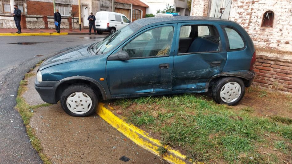 Los rodados involucrados en esta colisión. Los ocupantes del Corsa habían sufrido lesiones. FOTOS: CPA/PBA   