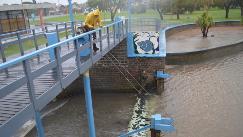 El momento en el que levantan en su totalidad las compuertas del Balneario Municipal.