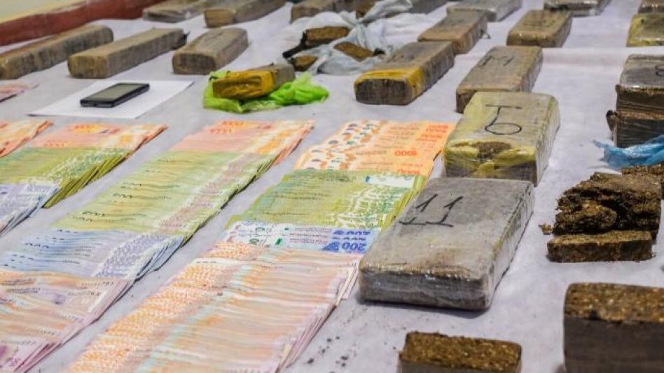 Varios ladrillos de marihuana, que en total pesaron algo más de dieciséis kilos y medio, fueron incautados durante la realización de este procedimiento. POLICÍA COMUNAL/TAPALQUÉ