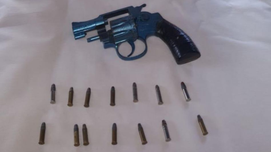 El revólver calibre 22 incautado en este procedimiento. FOTO Y VIDEO: DDI AZUL/PBA