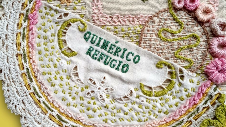 La artista aprendió las técnicas de bordado de su madre y abuela, por lo cual el sentido de herencia está muy presente en la obra.