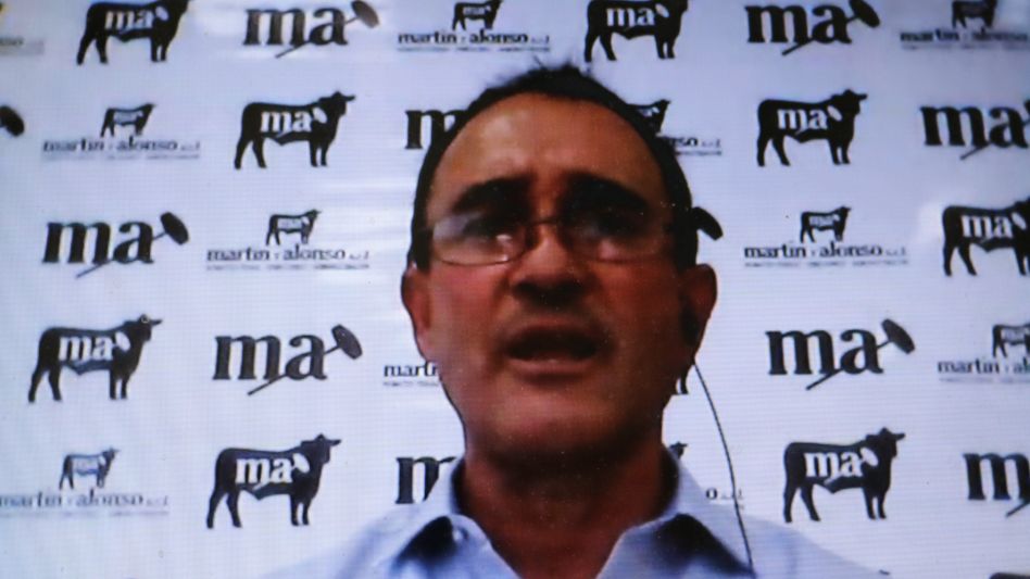 El martillero José Doartero ubicando la oferta Web de Martín y Alonso.   
