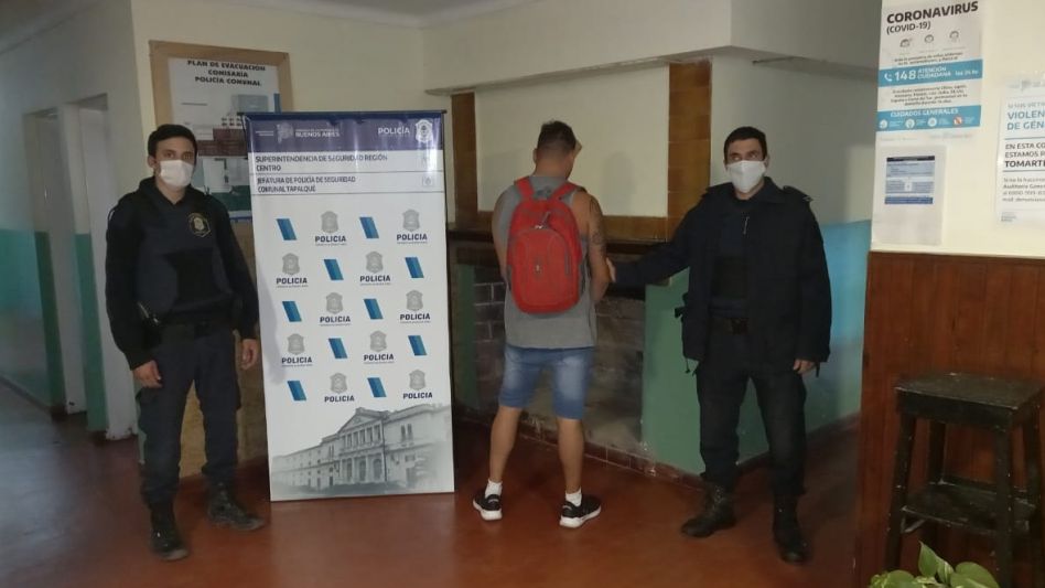 ?Desobediencia? y ?violación de domicilio? son los delitos que el atribuyen al encausado. POLICÍA COMUNAL TAPALQUÉ/PBA