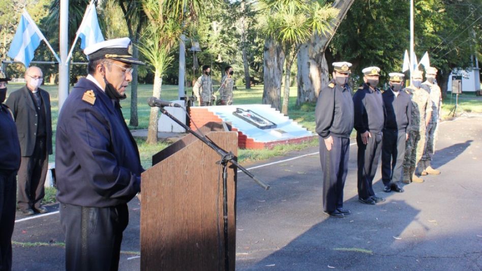El jefe del Arsenal, capitán de navío de Infantería de Marina Víctor Ramón Ibáñez pronunció las palabras de bienvenida e instó a los aspirantes. PRENSA ARSENAL NAVAL AZOPARDO