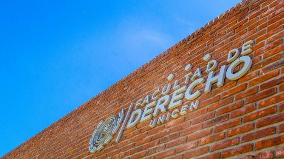 La Diplomatura se integra con siete asignaturas ?todas de cursada obligatoria- y que suman una carga total de doscientas diez (210) horas. A ello debe sumarse la evaluación final.