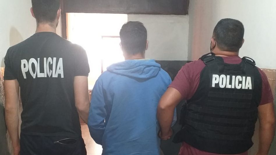 Además de una planta de cannabis sativa y un trozo de marihuana de más de 200 gramos, en el procedimiento se secuestró un arma de fuego. FOTOS: SECCIONAL PRIMERA AZUL/PBA