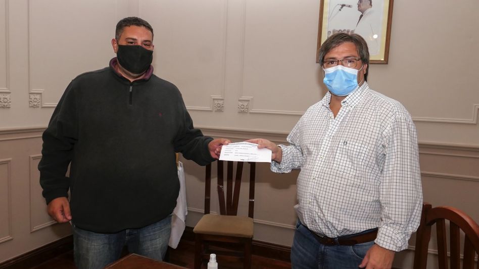 Las becas fueron entregadas por las máximas autoridades de la entidad mercantil.      PRENSA AECA