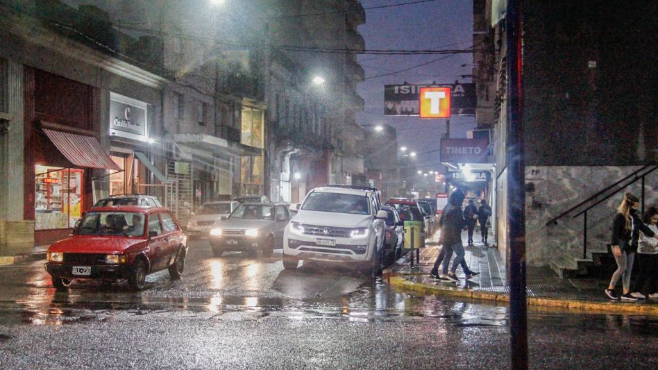 La ciudad de Azul en Fase 3 para la provincia y en Fase 4 para el municipio, las restricciones vigentes ya se notan en las calles del centro. ANGIE DÍAZ JACQUOT