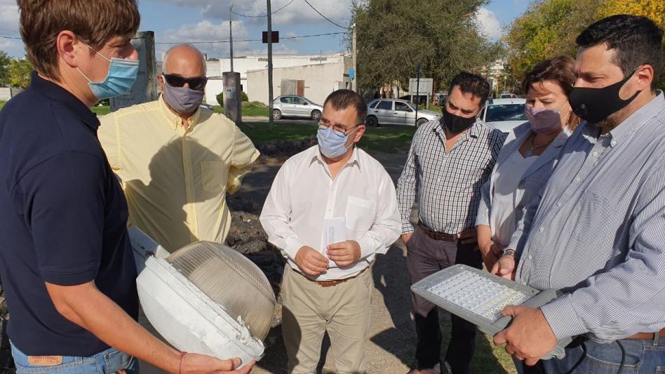 El intendente Hernán Bertellys recorrió la obra de recambio de luminarias a tecnología led en Avenida Mitre. PRENSA MUNICIPAL