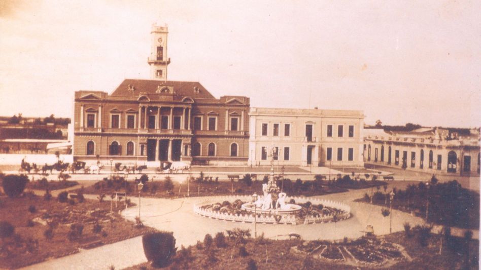 La antigua Plaza Colón, el Palacio Municipal y a su lado el Consejo Escolar de Azul, forman una fina postal de la época que vivió don Martín Abeberry. 