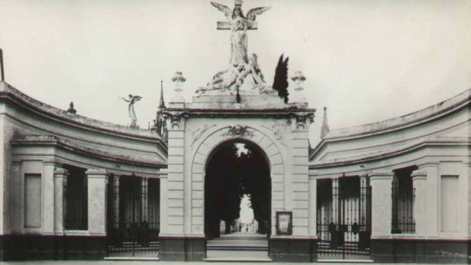 Antigua fachada del Cementerio Central de Azul. A mediados de 1870, Martín Abeberry presentó un proyecto para determinar diferentes reglas de salubridad para la sepultura de cadáveres.