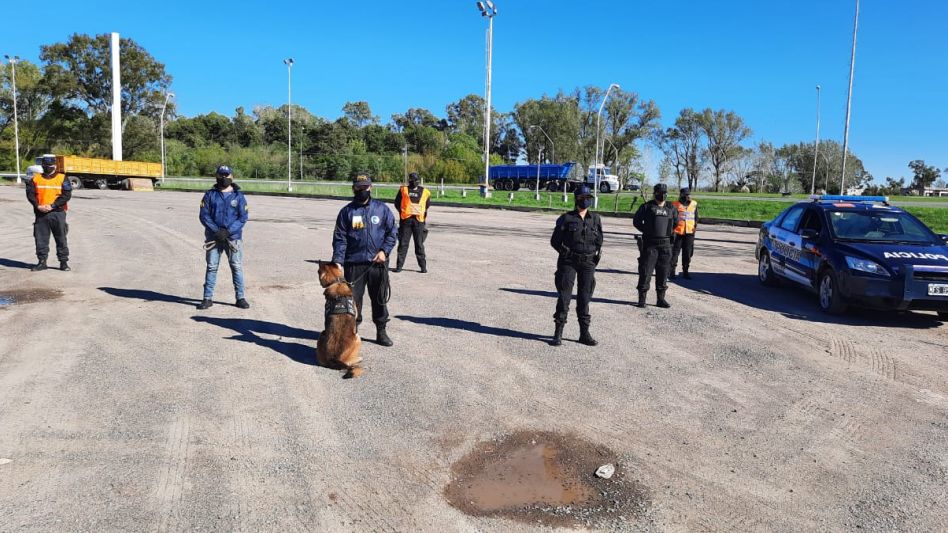 Agentes de la Delegación Azul de la Federal, durante un control llevado a cabo ayer lunes en la rotonda que une las rutas 51 y 226. FOTOS: PFA/DELEGACIÓN AZUL