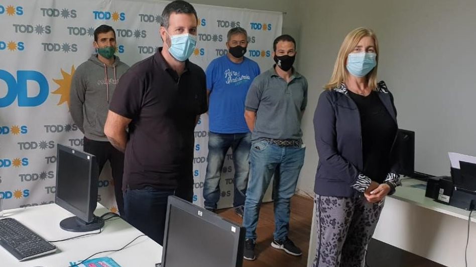 Juan Cacace y Liliana Schwindt se reunieron ayer en Azul para consolidar la filial local de la Corriente Nacional de la Militancia.