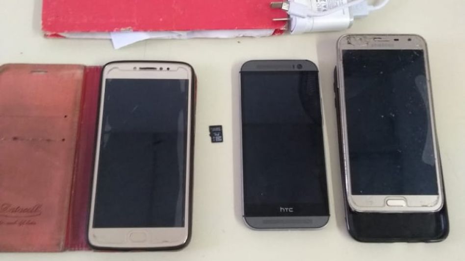 Varios teléfonos celulares se incautaron en poder del preso investigado por captación por medios tecnológicos de menores de edad con fines sexuales. FOTO: SPB