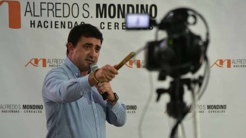 El martillero Roberto Mondino quien después de vender más de 11 mil cabezas en La Pampa ubicó los 6.287 Destetes Rústicos en Tres Arroyos.
