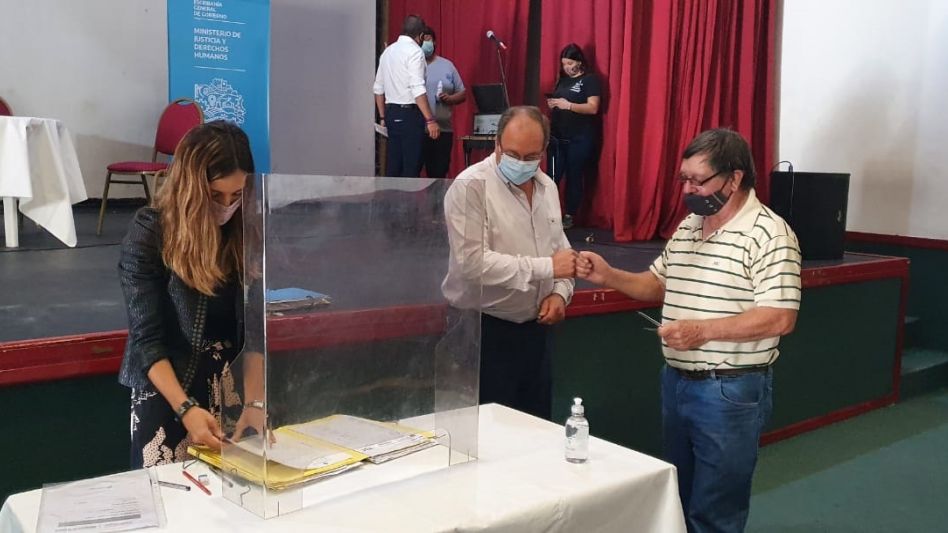 Entrega de escrituras a 37 familias