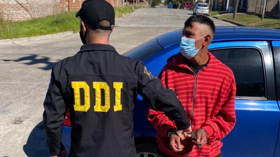 Los hechos que le atribuyen al joven detenido ayer martes en Necochea sucedieron en Azul en mayo de 2020. FOTOS Y VIDEO: DDI AZUL