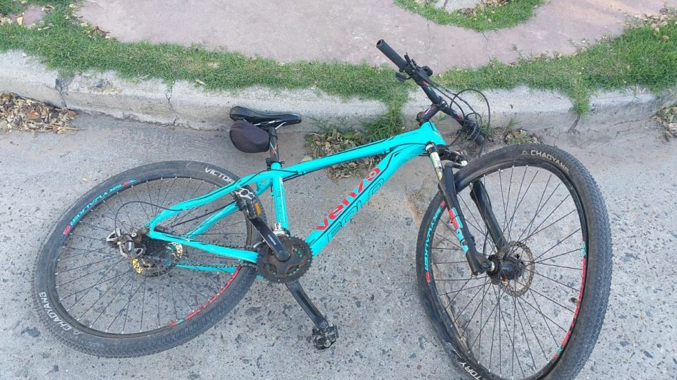 Los rodados implicados en esta colisión. A la bicicleta la guiaba un joven que después fue llevado al hospital por su madre, informó la Policía. FOTOS: CPA/PBA
