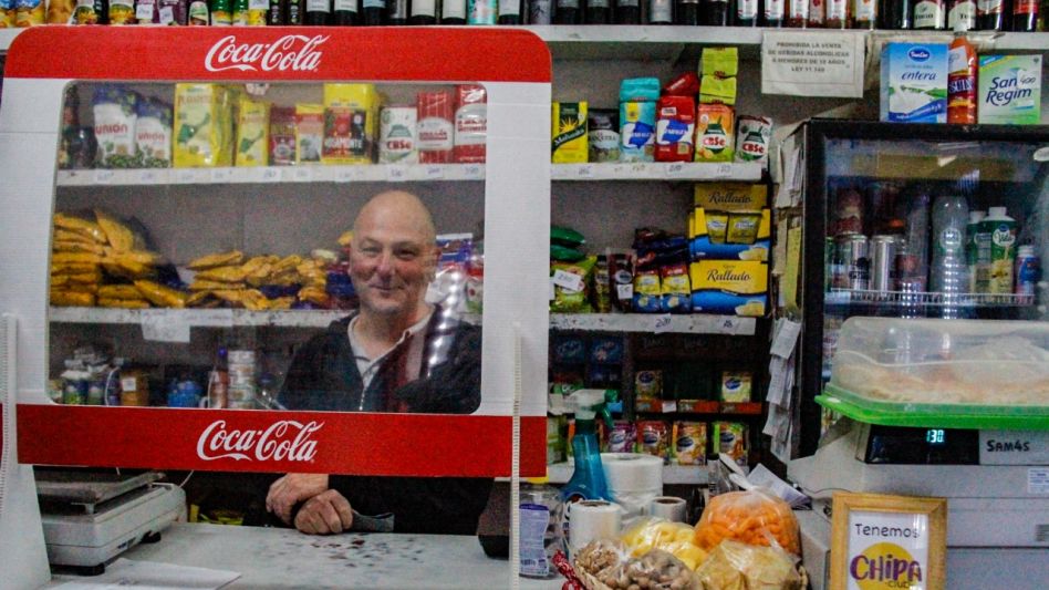 El presidente del Centro de Almaceneros de Azul (CALMA), Claudio Tiso, atendiendo su negocio con todos los protocolos sanitarios. ANGIE DÍAZ JACQUOT