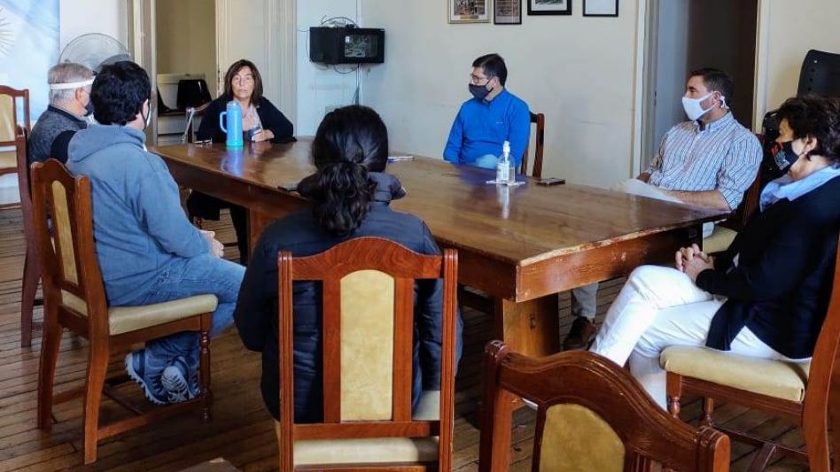 Los vecinos autoconvocados por los créditos UVA durante la primera reunión de la mesa de trabajo que se conformó en el legislativo local.