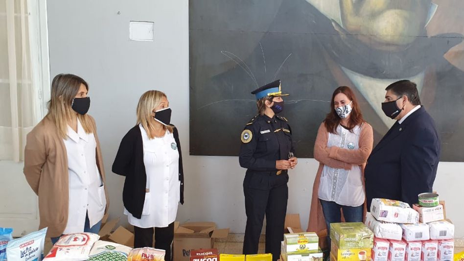 Alimentos para los chicos que asisten a la Escuela 1. Fueron donados desde la Delegación Azul de la PFA. FOTOS: PFA