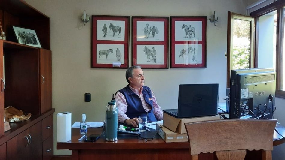 Juan Wallace ubicando por la Web las haciendas de Matteucci y Bardín.