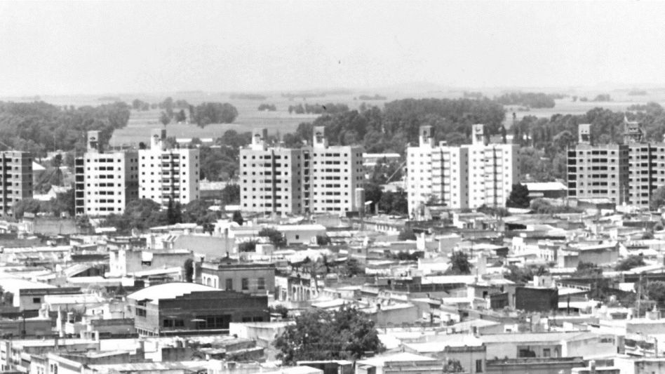 Con algunas torres concluidas y otras en plena construcción, el Barrio ?18 de Abril? marca su impronta en el paisaje azuleño.