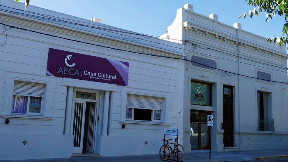 La Asociación Empleados de Comercio del Azul cumple hoy 91 años de vida institucional. En la imagen la actual comisión directiva de la entidad, presidida por Jorge Ferrarello. PRENSA AECA