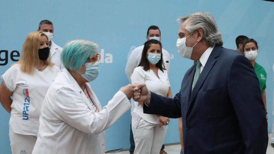 Fernández se rodeó de personal de la salud para anunciar un estímulo económico (Presidencia)
