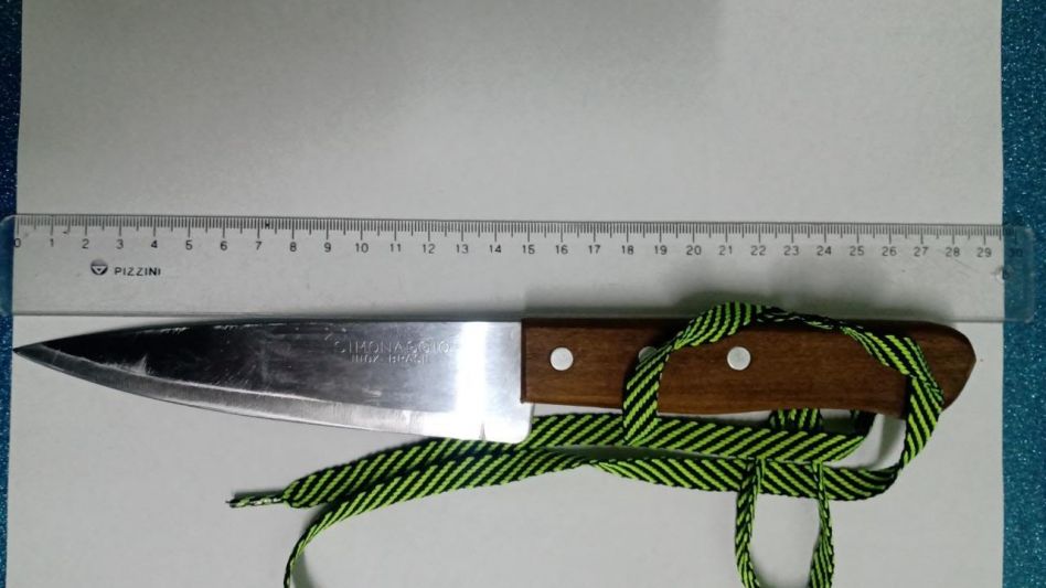 El cuchillo incautado en poder del ahora detenido por este caso de violencia de género. Los hechos tuvieron como víctima a su ex pareja, una adolescente menor de edad. CPA/PBA