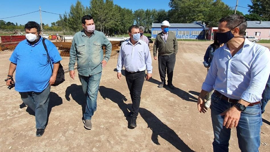 El intendente Bertellys y el jefe de Gabinete Alejandro Vieyra recorrieron el predio donde la empresa Maxiconsumo construye su nuevo local comercial. PRENSA MUNICIPAL