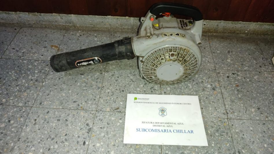 Neumáticos y una sopladora. Los recuperó la Policía en Chillar, tras la denuncia de un hurto en un galpón que había ocurrido hace un mes. FOTOS: SUBCOMISARÍA CHILLAR/PBA