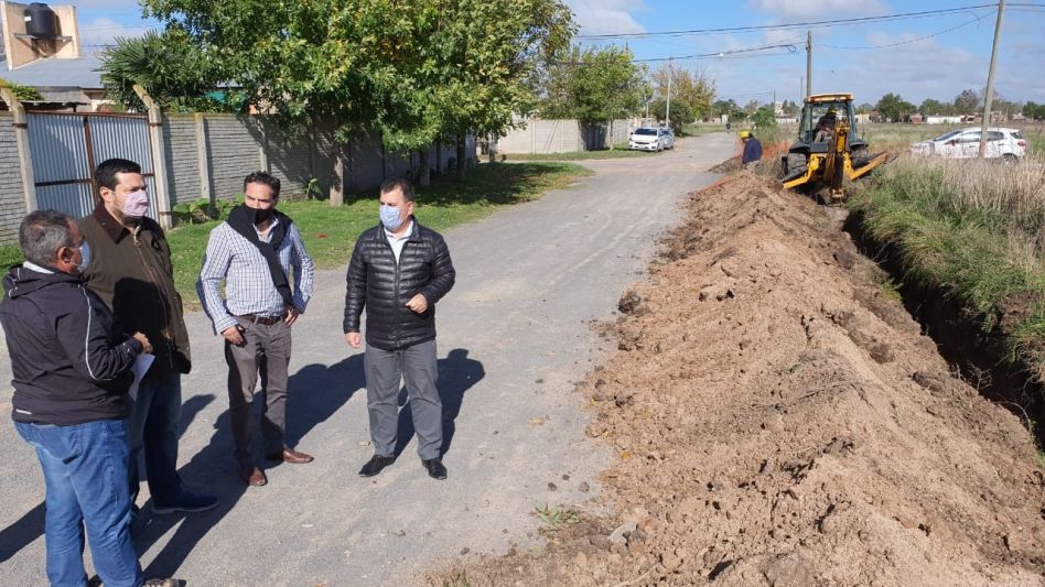 Bertellys junto a funcionarios municipales el día que recorrieron el sector donde se iniciaron los trabajos de red de agua para los lotes pertenecientes al programa Construyendo Azul. PRENSA MUN.