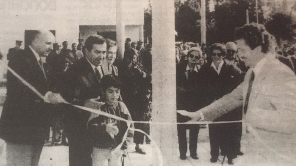 El intendente Juan Atilio Barberena, el Gral. Machinandiarena y el presidente de CESUAR, Antonio Dante Ponce, proceden a cortar las cintas simbólicas, dejando habilitado el barrio. 