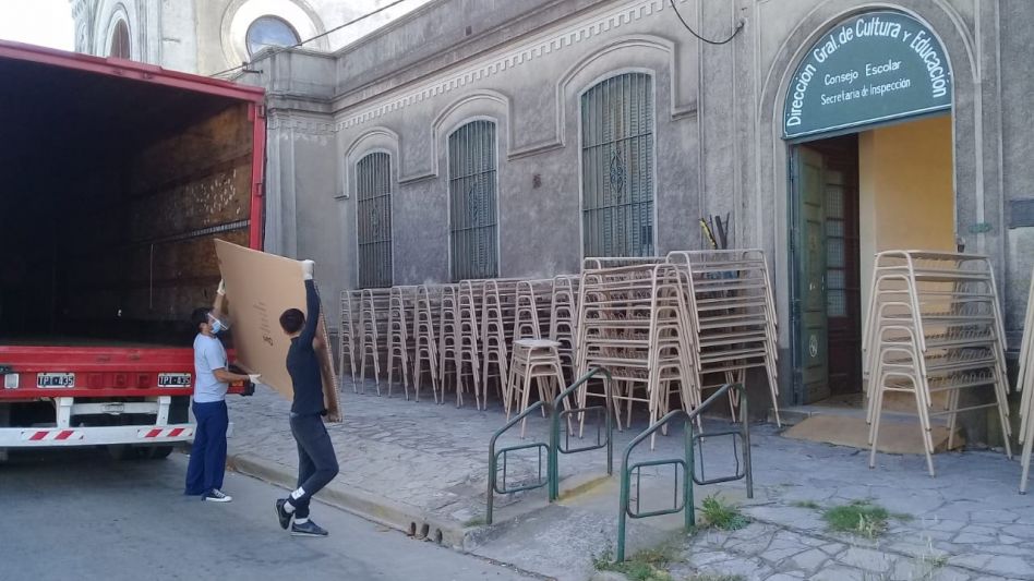 El Consejo Escolar de Azul realizará mañana la entrega de 585 unidades de mobiliario escolar, material proporcionado por el Gobierno Bonaerense a través de la Dirección General de Cultura y Educación.