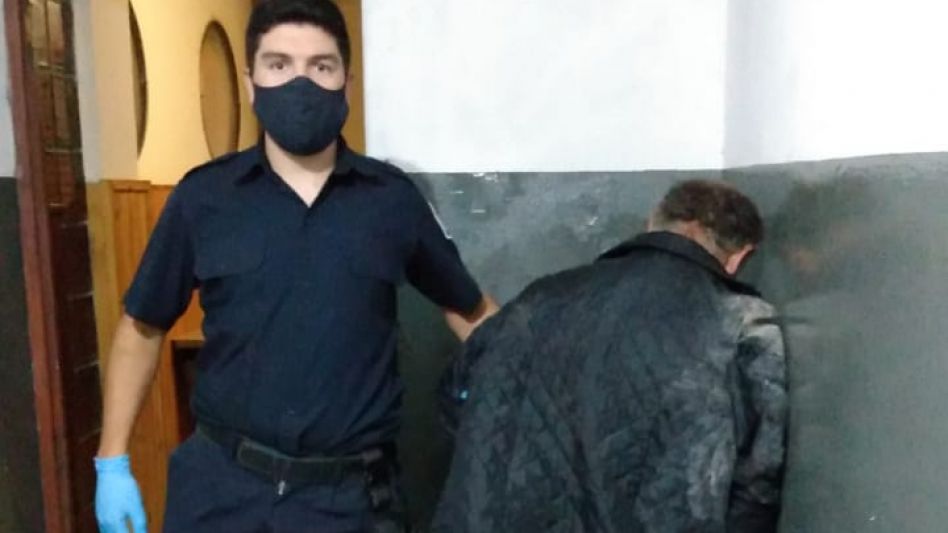 Un hombre resultó aprehendido por la Policía. FOTOS: EPDS AZUL/PBA