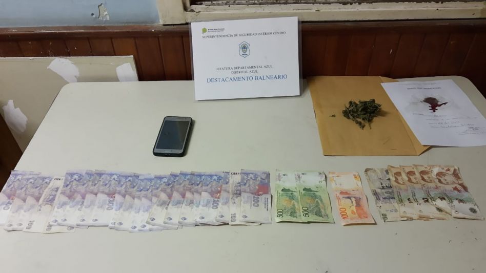 Junto con el menor, también fue aprehendida una chica que tiene 16 años. Picadura de marihuana, dinero y un celular fueron hallados por la Policía en poder del varón. FOTOS: DESTACAMENTO BALNEARIO/PBA