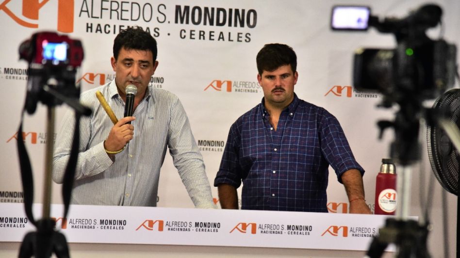 Los martilleros Roberto Mondino y Julián Bicondoa trabajando la oferta juarense..