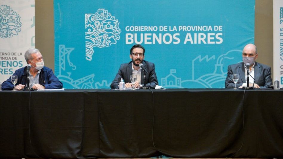 En el Ministerio de Infraestructura y Servicios Públicos se realizó ayer la presentación de 25 contratos para obras de vialidad que se realizarán en 38 distritos bonaerenses, entre ellos Azul. PRENSA 
