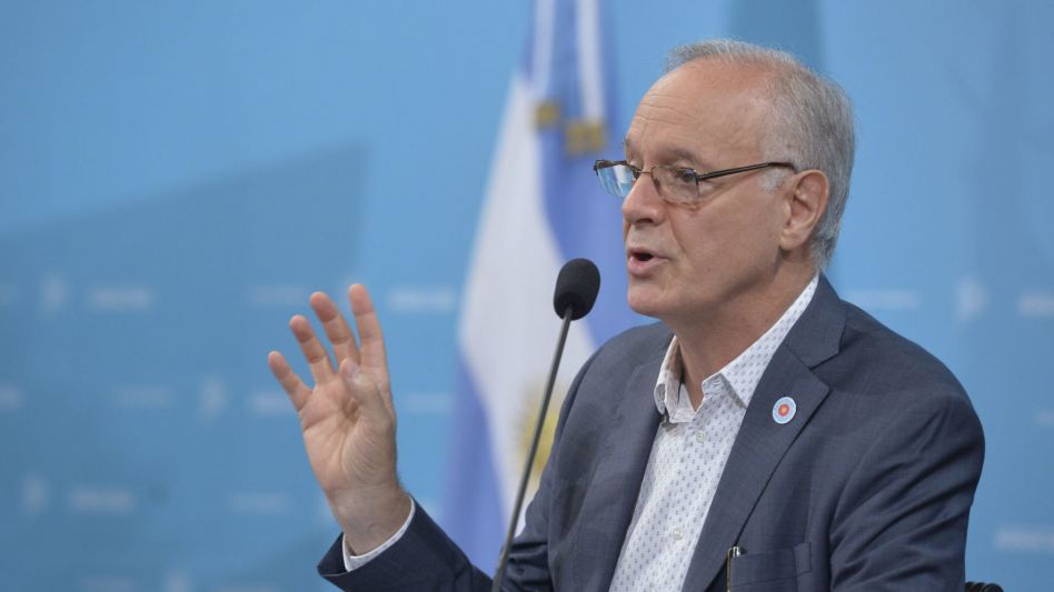 Gollan pidió más restricciones e ironizó: "Resulta que no se contagia la gente en ningún lado"