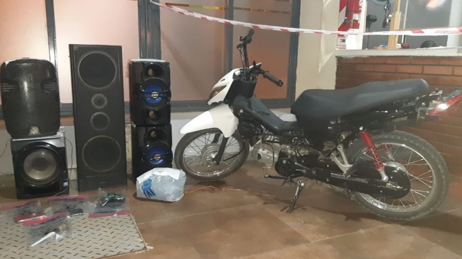 La moto hallada en poder de uno de los menores acusados tenía pedido de secuestro. Sería la misma que fue utilizada el viernes pasado para llevar a cabo este violento robo. FOTO: EPDS AZUL/PBA