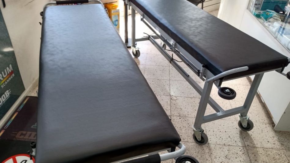 Las dos camillas que compró la cooperadora del hospital local, con la gestión de un comercio azuleño.