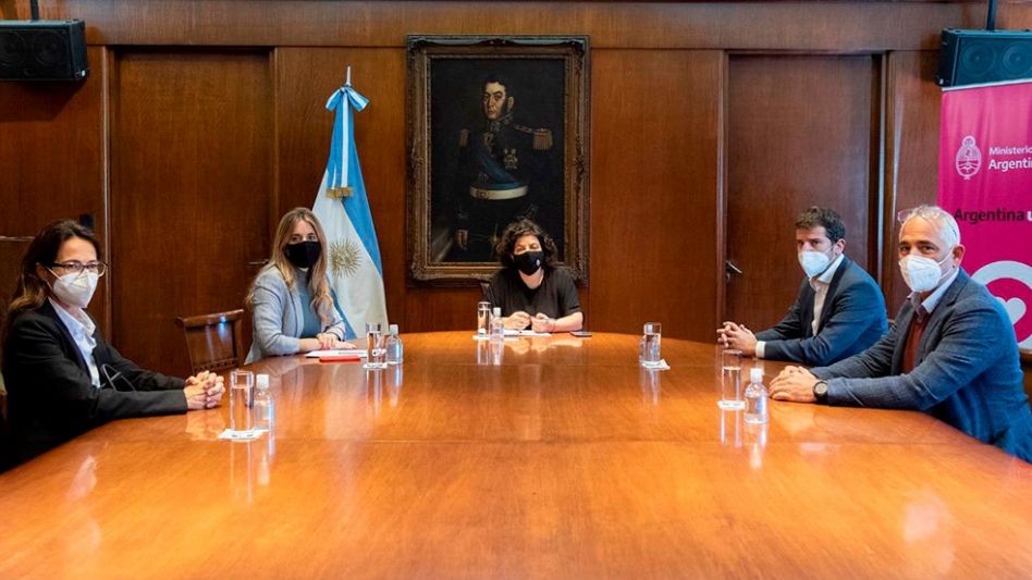 AstraZeneca admitió el "retraso" en la entrega y prometió "cumplir en el primer semestre"
