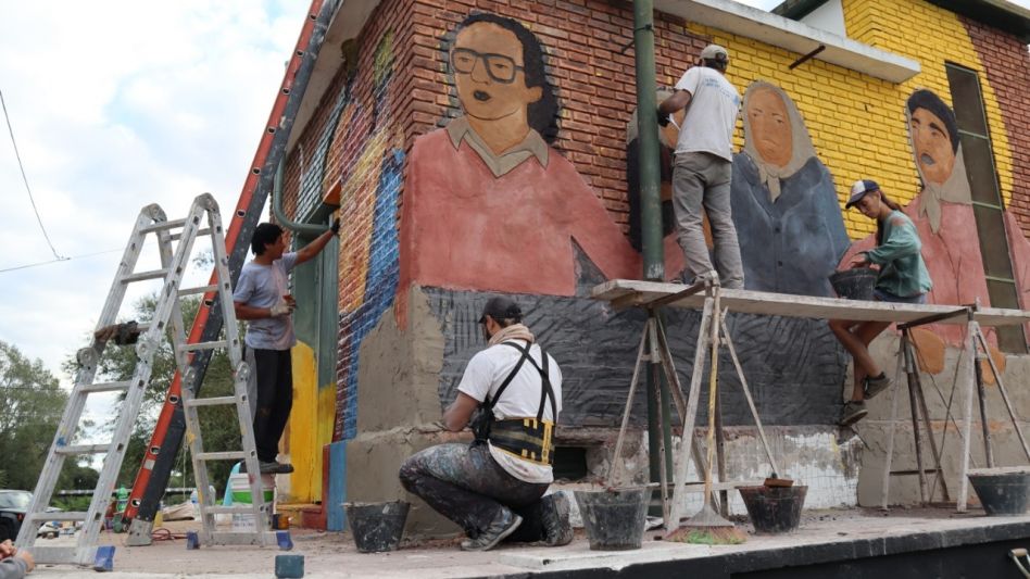 El azuleño Martín Meza junto a Agustina Bosco Urbina y Carlos Ignacio Bovino pintaron en mural en homenaje a Adolfo Pérez Esquivel. 